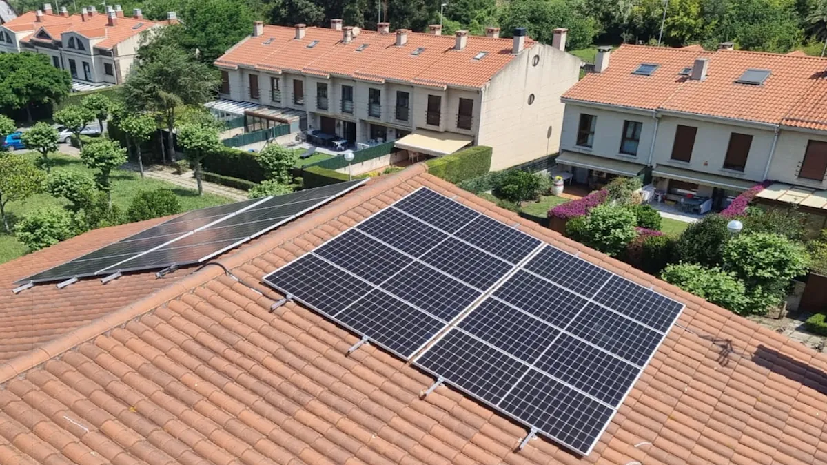 Instalación fotovoltaica en cubierta con paneles solares