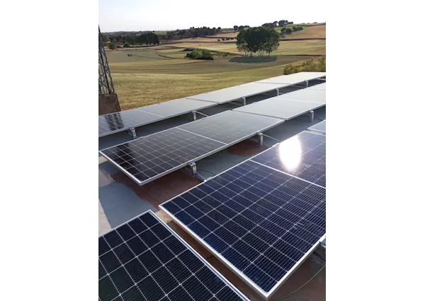 Instalación fotovoltaica en edificio público (detalle)
