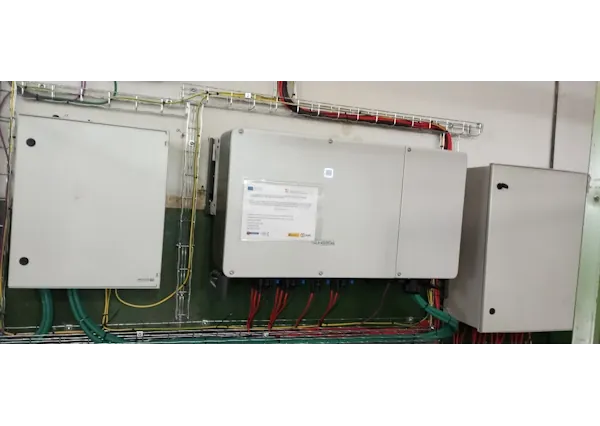 Instalación fotovoltaica industrial (detalle de paneles)